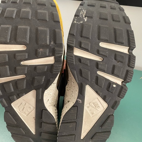 Nike Air Huaraches - Picture 4 of 6